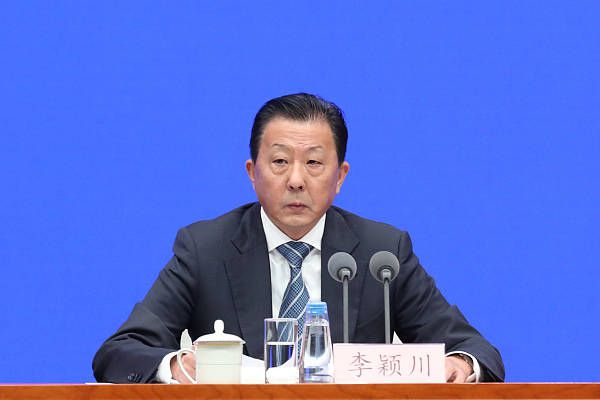 解放初，昆明姑娘李云随边防连队到佤族边寨和佤族青年赛温了解相爱的盘曲故事，终究落地边寨办学，为平易近族教育事业做出进献。